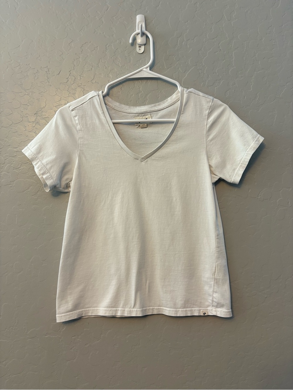 Pact organic cotton white v-neck short sleeve tshirt size xs
